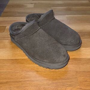 UGG Classic Slipper Size 9